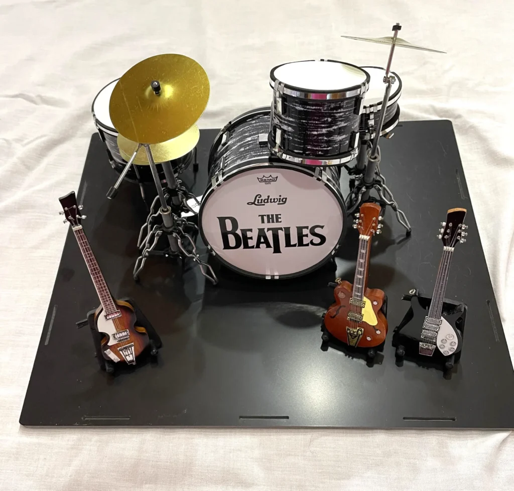 1 BEATLES 10cm FRONT NO TOP