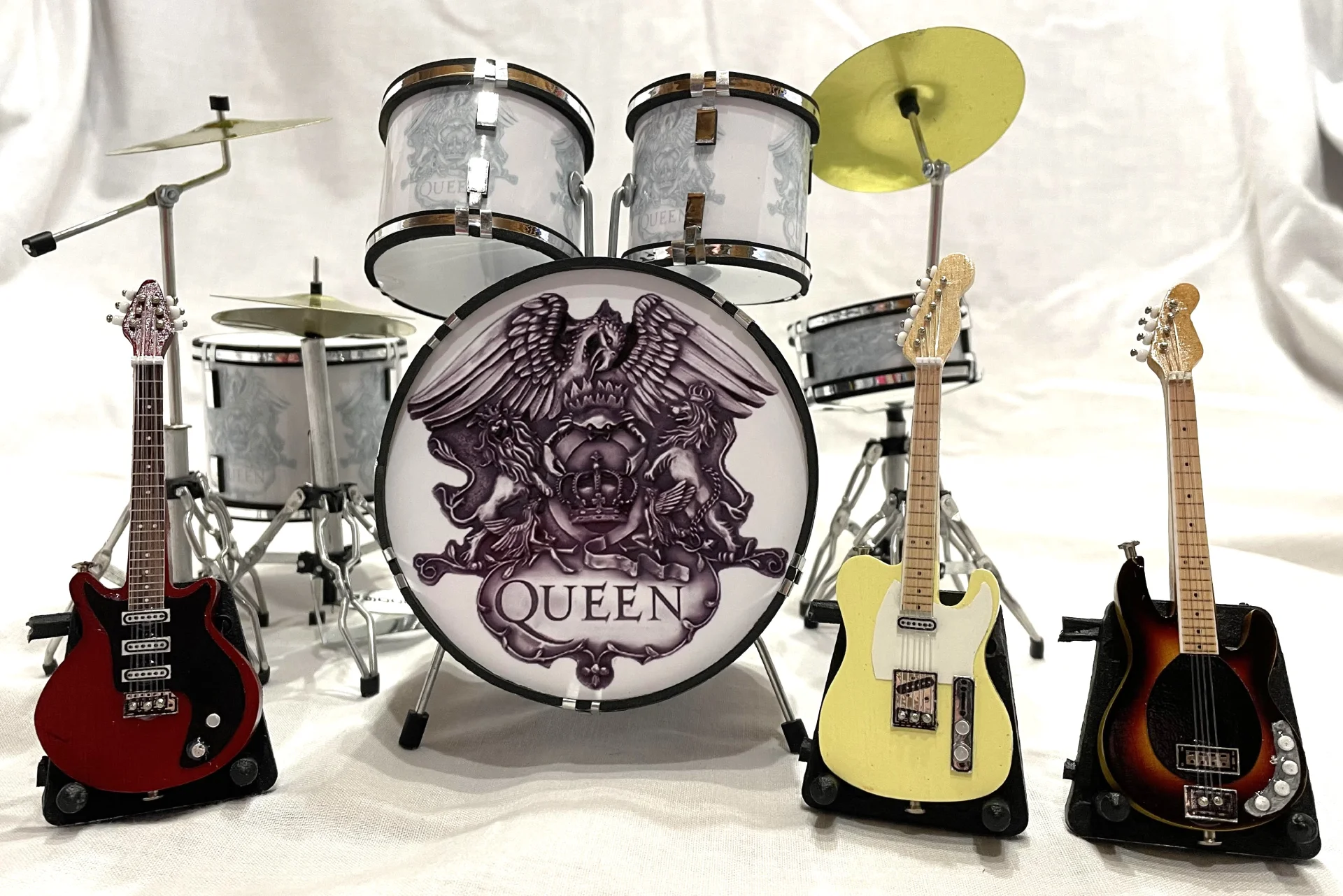 4 QUEEN CLOSEUP