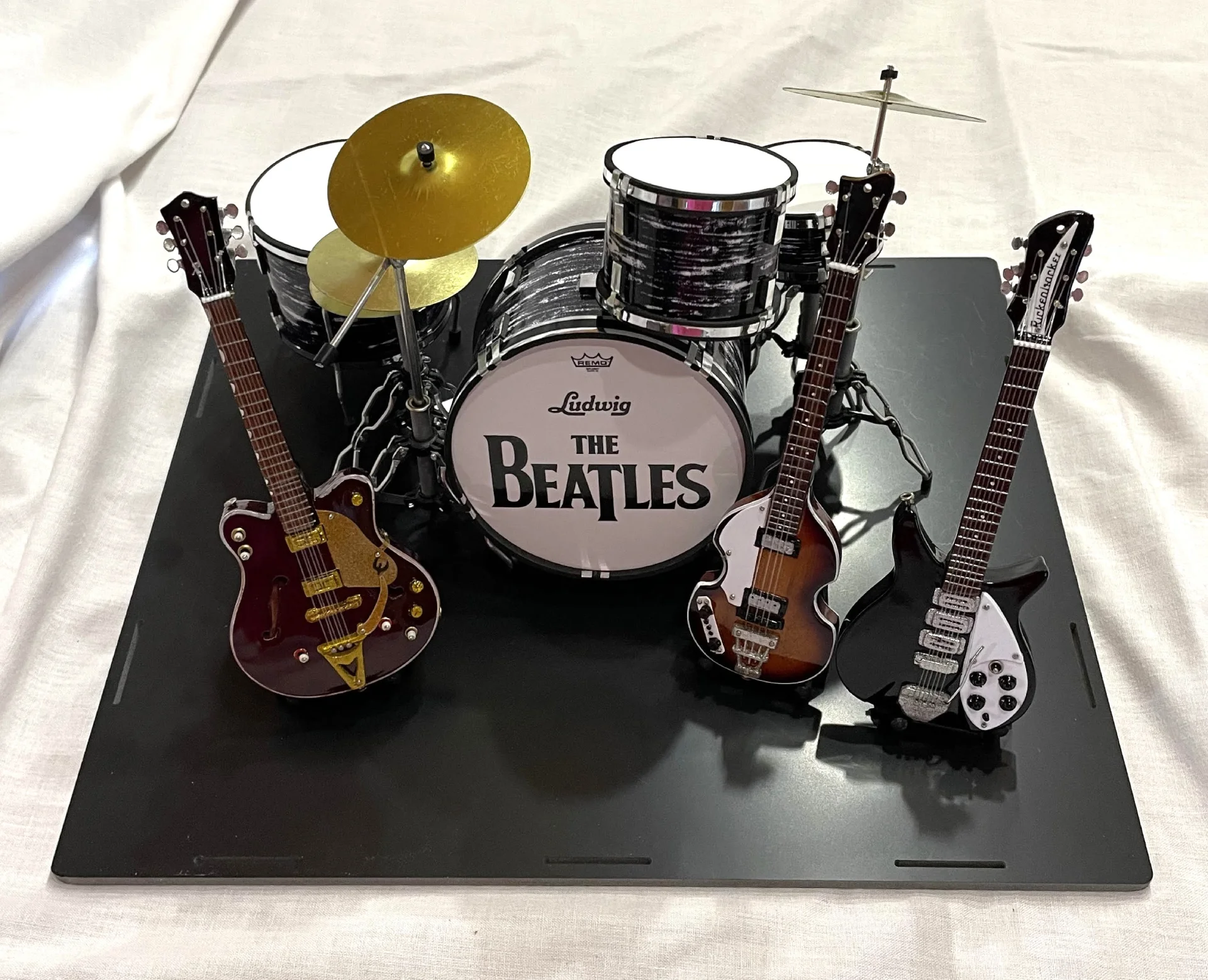 9 BEATLES 150cm FRONT VIEW No Top