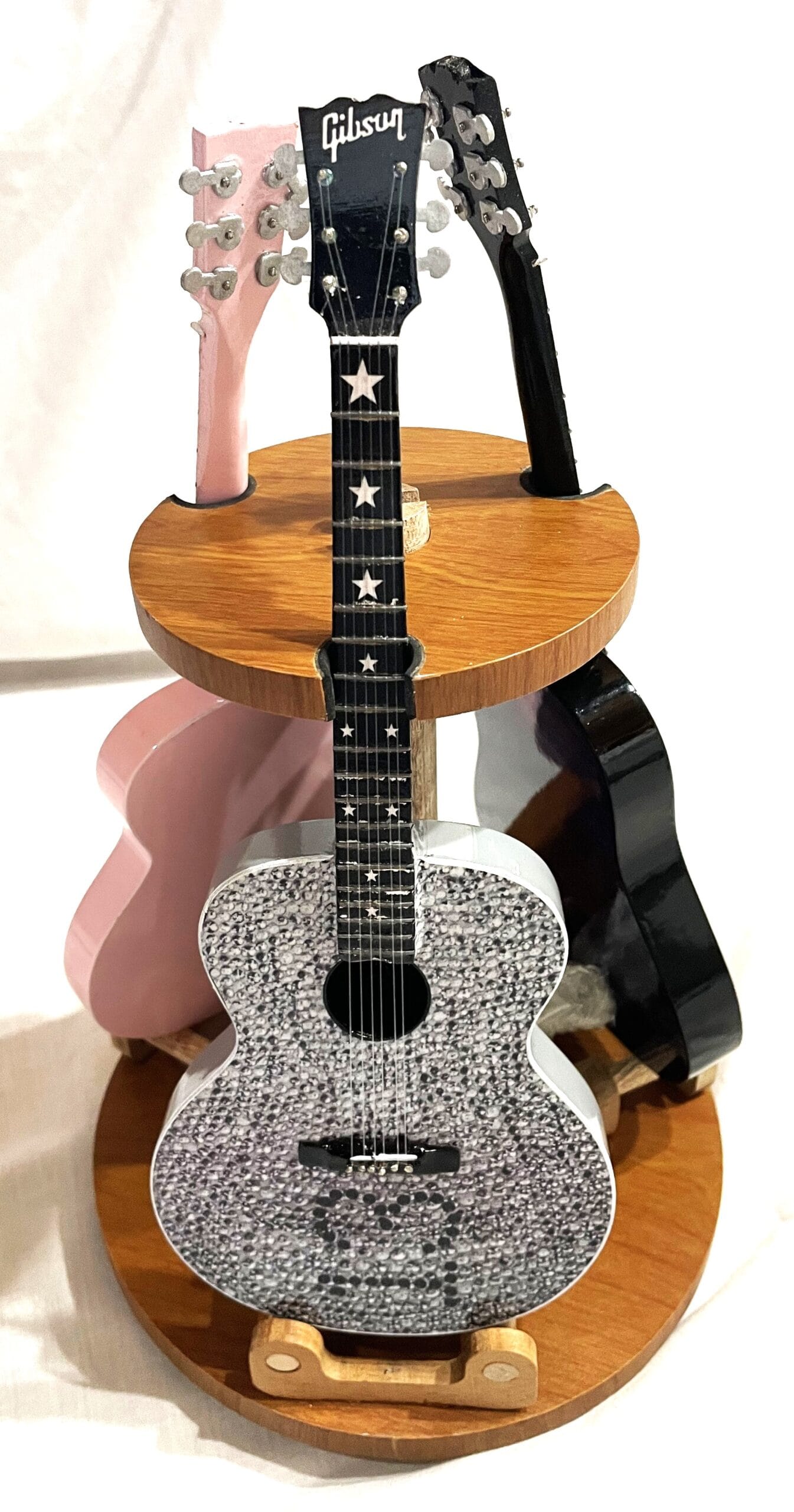CAMERA GUITAR STAND with 13 scaled