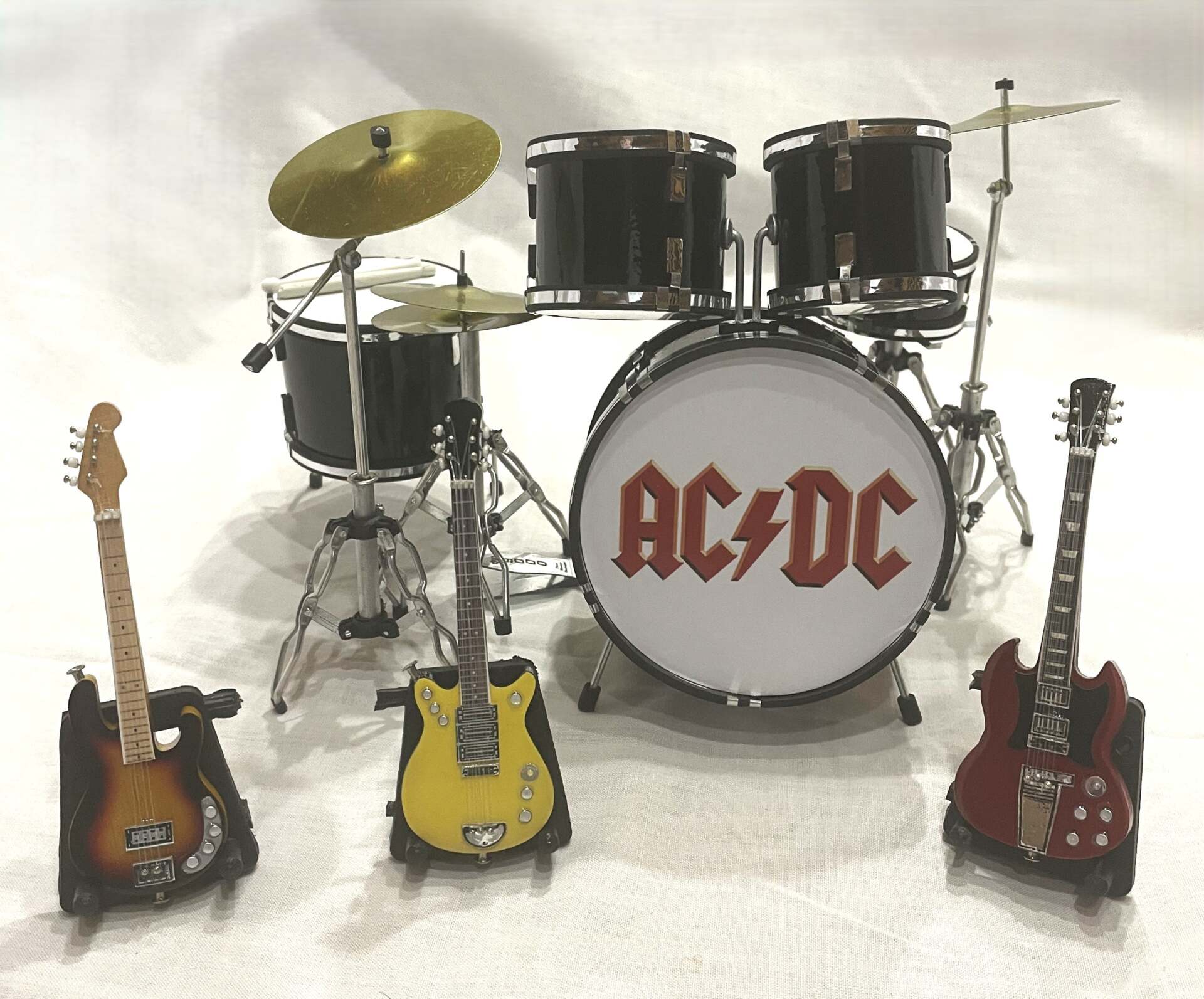 CLOSEUP OF DRUM SET