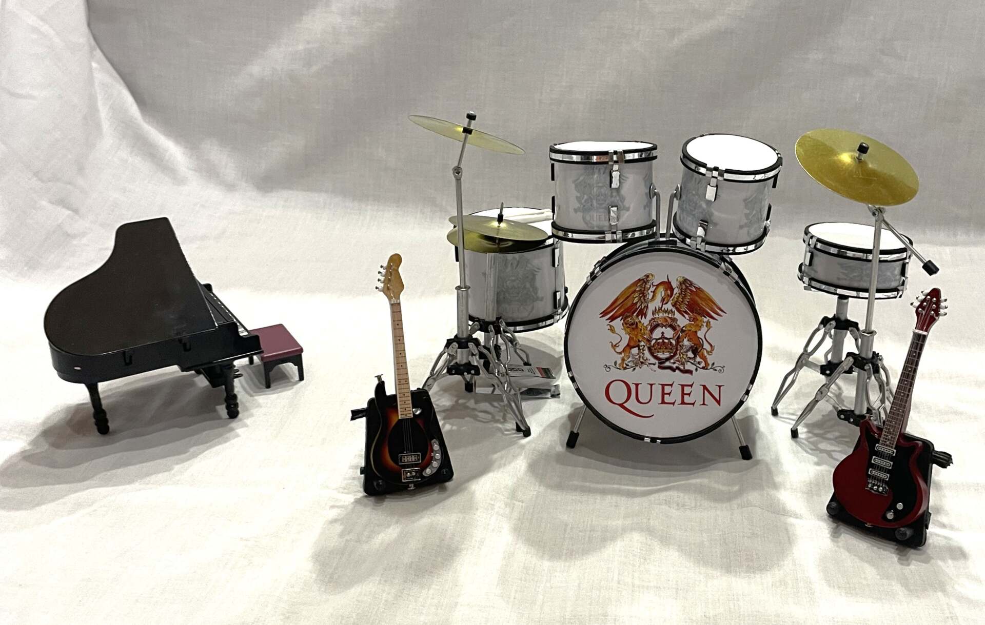 QUEEN 2 WITH PIANO
